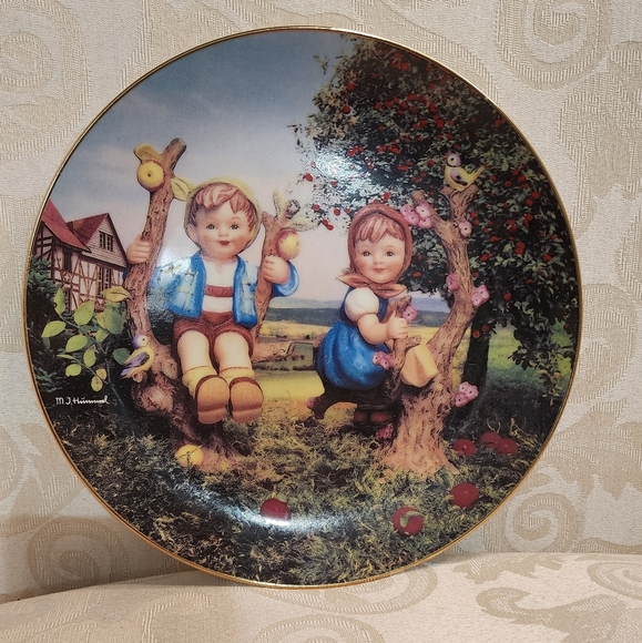 M.J. Hummel Vintage 1992 Apple Tree Boy & Girl Plate - Picture 7 of 8